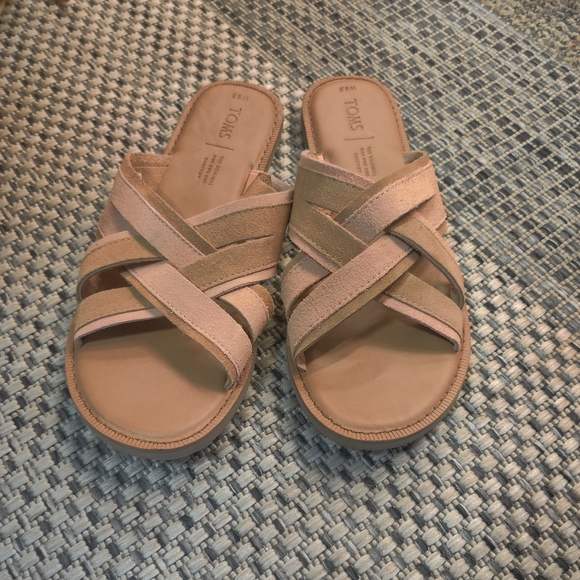 2 pairs of Toms sandals - Picture 2 of 7